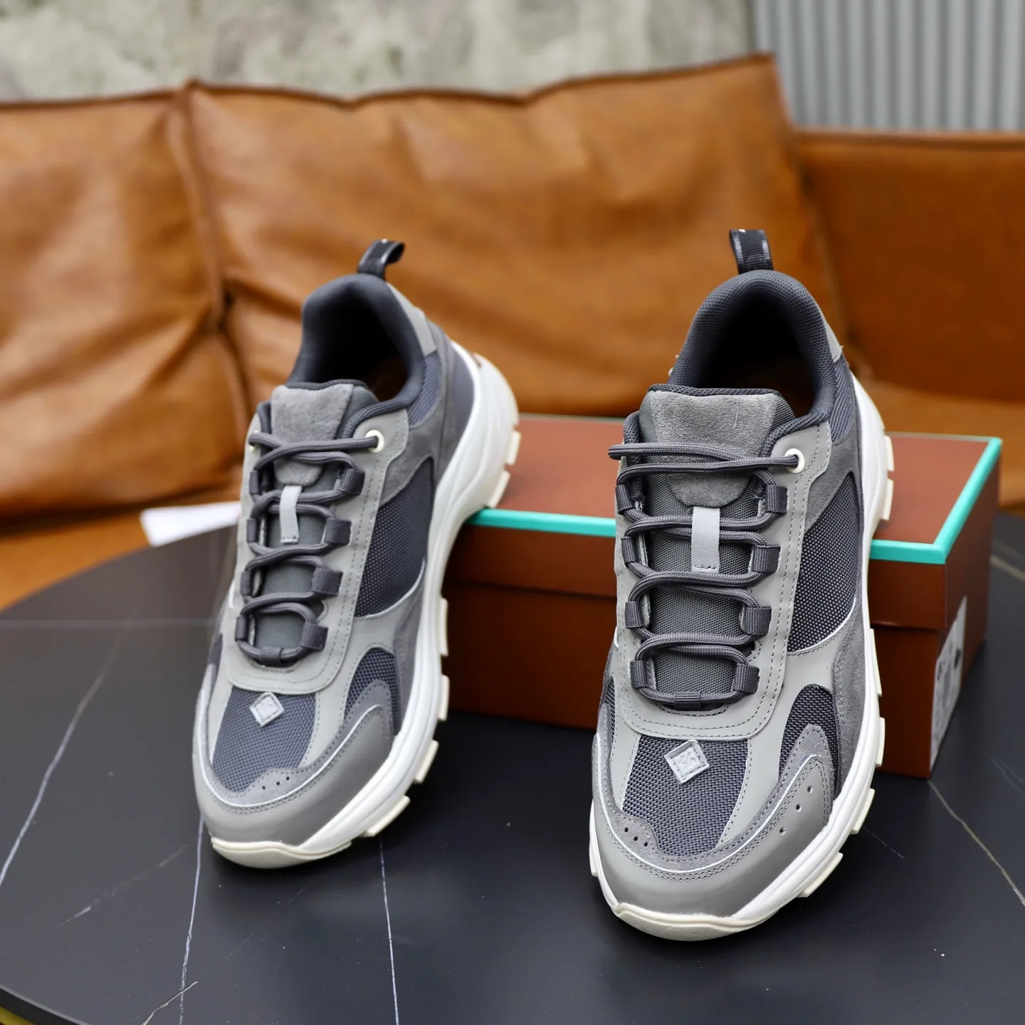 Factory price: 💰520Loropiana LP men's shoes ♞size; 38-44 "45.46 customization" cowhide stitching. It is really easy to wear, lazy, loose, casual, perfect comfort. There are many color choices, and they all look good with clothes. Is it true that Loropiana can bring social value? “Loropiana is the best thing money can buy”
